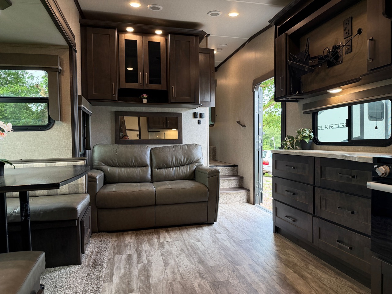 Open-plan lounge with leather sofa and dinette